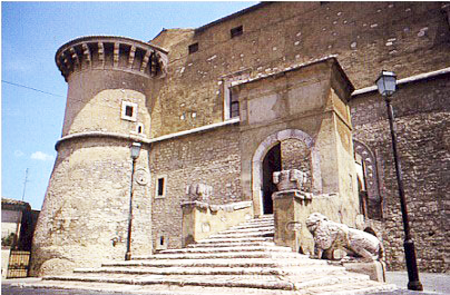 Castello di Alviano (TR) - scalone di ingresso